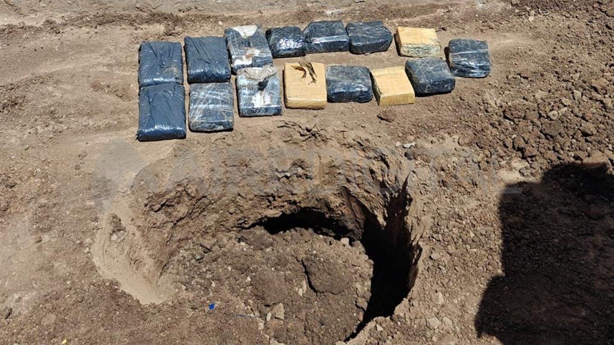 Los paquetes de droga fueron hallados enterrados en el patio del pabellón 6 de la cárcel de Las Flores.