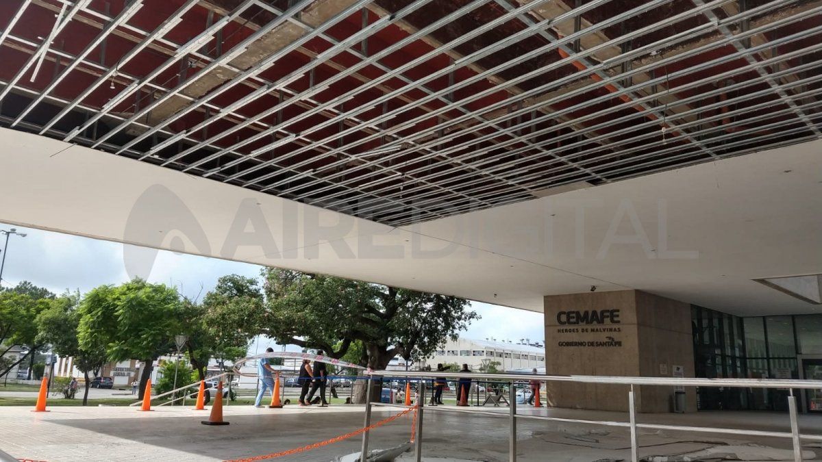 Durante la mañana trabajaron para retirar los escombros del cielorraso caído.
