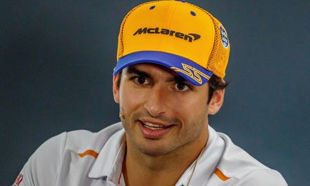 Con su partida de McLaren, la escudería británica lo sustituirá con Daniel Ricciardo. Con su partida de McLaren, la escudería británica lo sustituirá con Daniel Ricciardo.