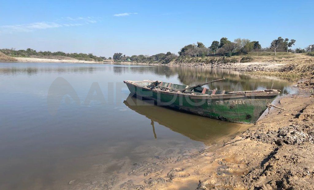 El río Salado a la altura del balneario municipal de Santo Tomé. Con la bajante, hay