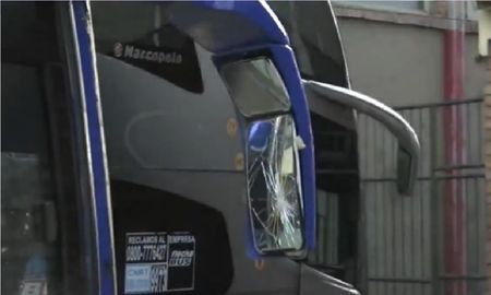 Así quedó el colectivo de Unión después del enfrentamiento entre los hinchas y la policía Así quedó el colectivo de Unión después del enfrentamiento entre los hinchas y la policía