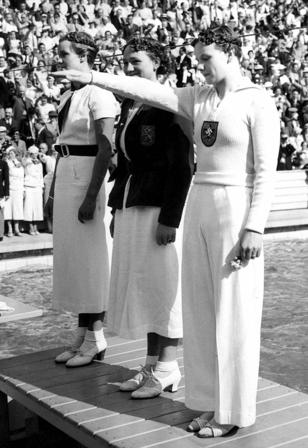 El podio de los 100 metros libre femenino de Berlín 1936, con Jeanette Campbell (plata) en el fondo; la holandesa Hendrika Wilhelmina (Rie) Mastenbroek (oro, en el centro), y la alemana Gisela Arendt (bronce, en primer plano).