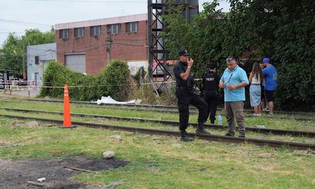 Personal policial y de emergencias trabajó en el paso a nivel donde un hombre murió tras ser embestido por una formación ferroviaria. Personal policial y de emergencias trabajó en el paso a nivel donde un hombre murió tras ser embestido por una formación ferroviaria.