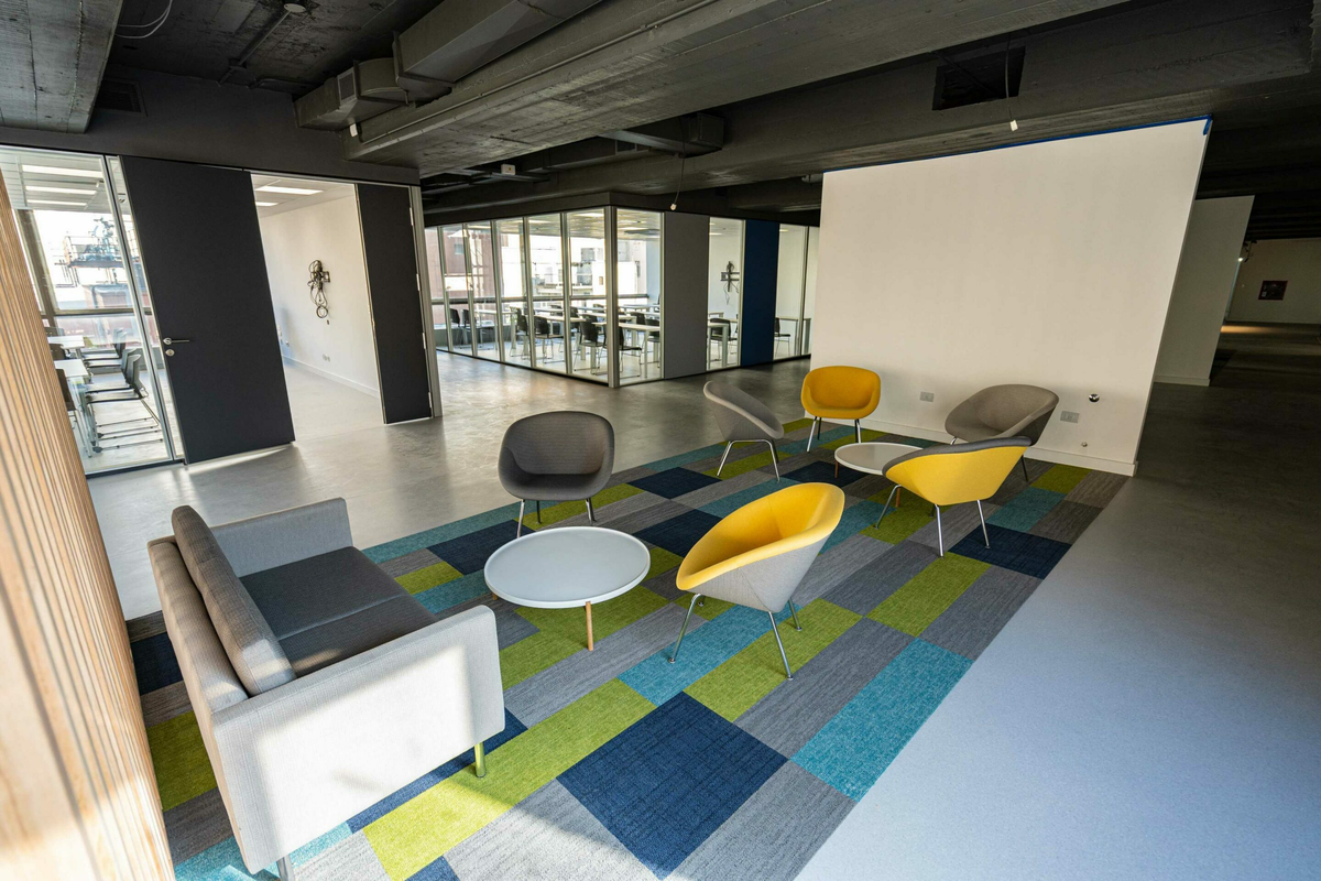 El edificio cuenta con espacios flexibles y aulas totalmente equipadas con recursos digitales de primera línea. 