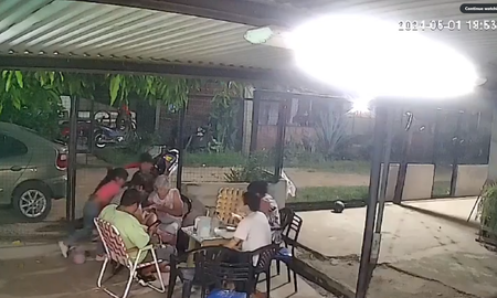 Video: cayó un rayo cerca de una familia que tomaba mate al aire libre. Video: cayó un rayo cerca de una familia que tomaba mate al aire libre.