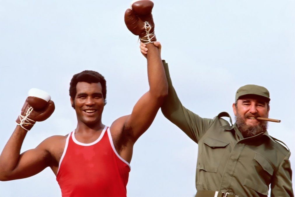 Uno de los que permanecieron fieles a la revolución cubana fue el formidable Teófilo Stevenson Lawrence (1952-2012) considerado como el mejor púgil boxeador amateur de todos los tiempos. Logró tres oros olímpicos consecutivos (Munich 1972, Montreal 1976, y Moscú 1980, fue tricampeón mundial (La Habana 1974, Belgrado 1978, y Reno 1986), y rechazó varias ofertas millonarias para convertirse en profesional, incluso una para enfrentar a Muhammad Ali.