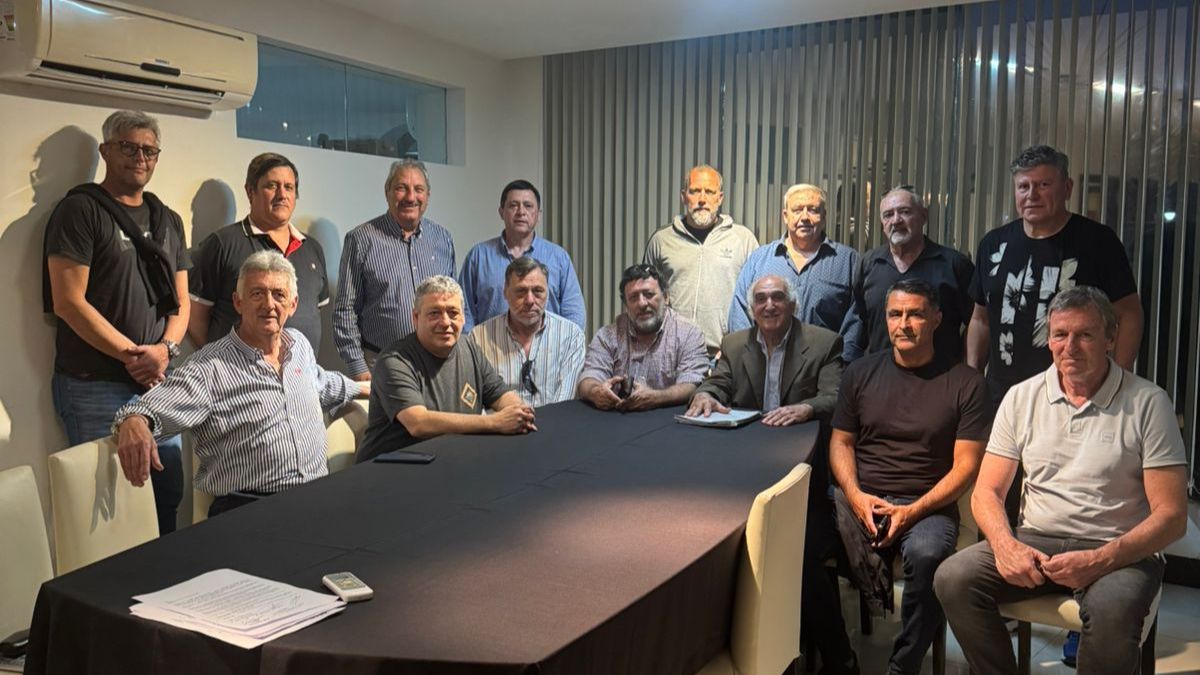 Luis Medero también estuvo presente en la reunión con la dirigencia en el Hotel de Colón. Luis Medero también estuvo presente en la reunión con la dirigencia en el Hotel de Colón.