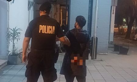 El sospechoso fue interceptado durante la madrugada en las calles de Laguna Paiva. La Policía también constató daños en un comercio. El sospechoso fue interceptado durante la madrugada en las calles de Laguna Paiva. La Policía también constató daños en un comercio.