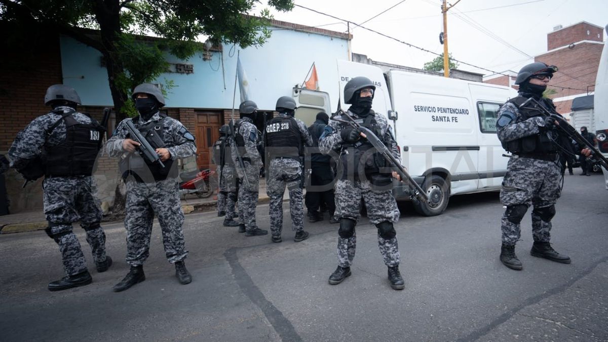 Se llevan adelante múltiples operativos para trasladar presos desde comisarías a la cárcel de Las Flores