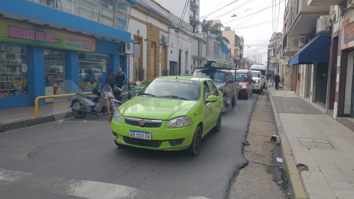 Durante toda la mañana se generó demoras y congestión vehicular sobre San Jerónimo 2700. Malestar de usuarios de colectivos y comerciantes.