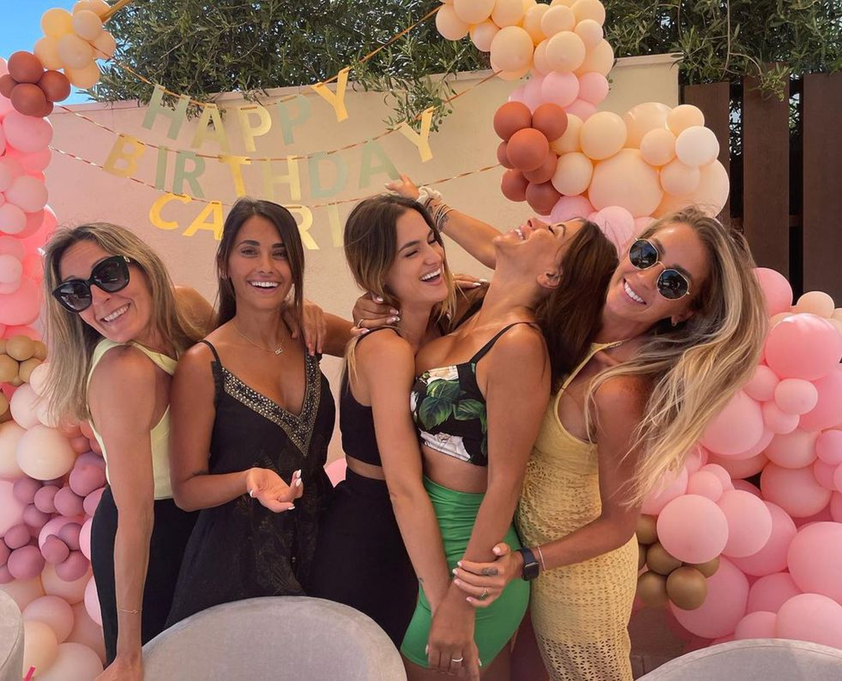 Antonela Roccuzzo junto a sus amigas.