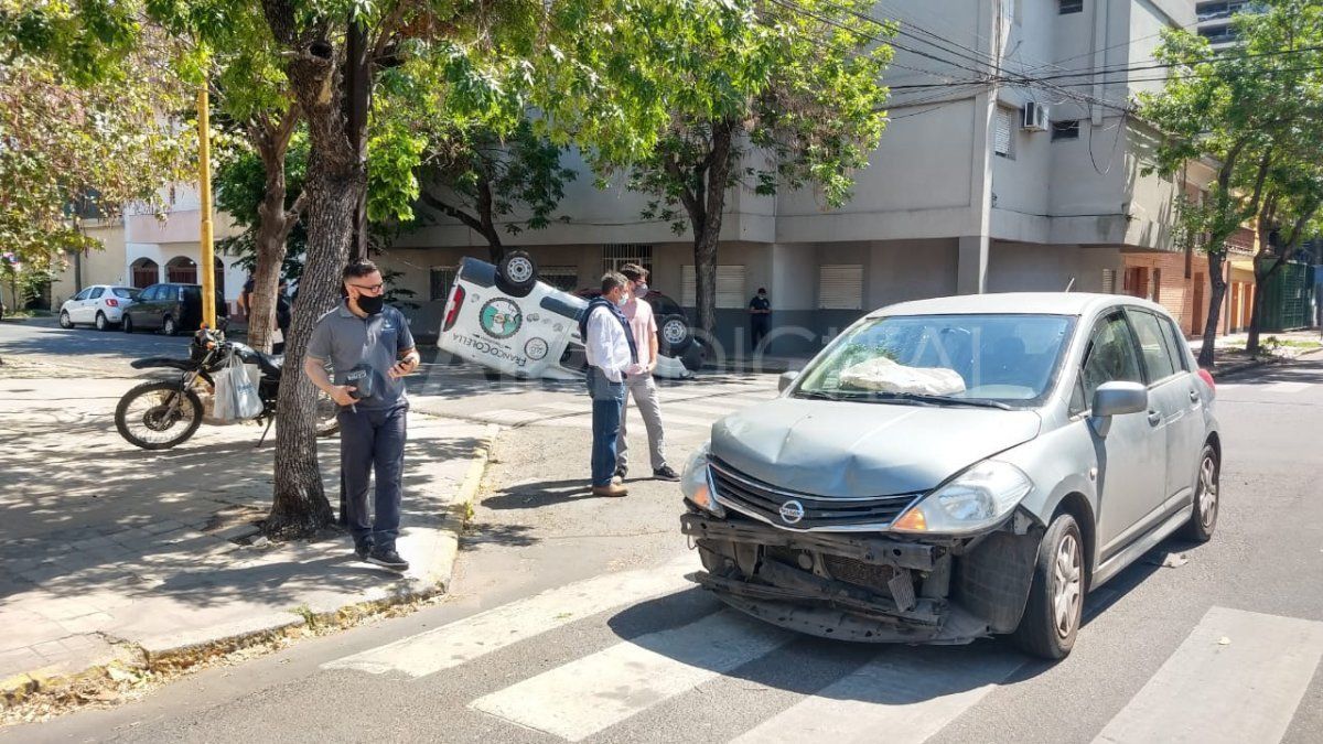 El automóvil abolló la parte delantera al impactar contra uno de los laterales de la utilitaria