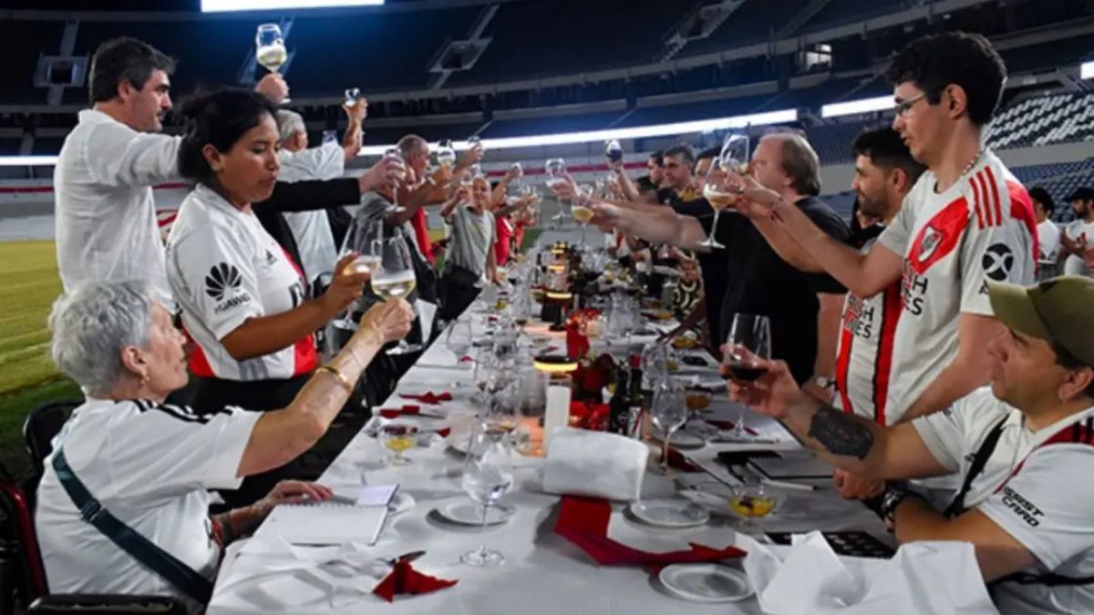 Conmovedor gesto de River con los que pasan las fiestas en soledad. Conmovedor gesto de River con los que pasan las fiestas en soledad.