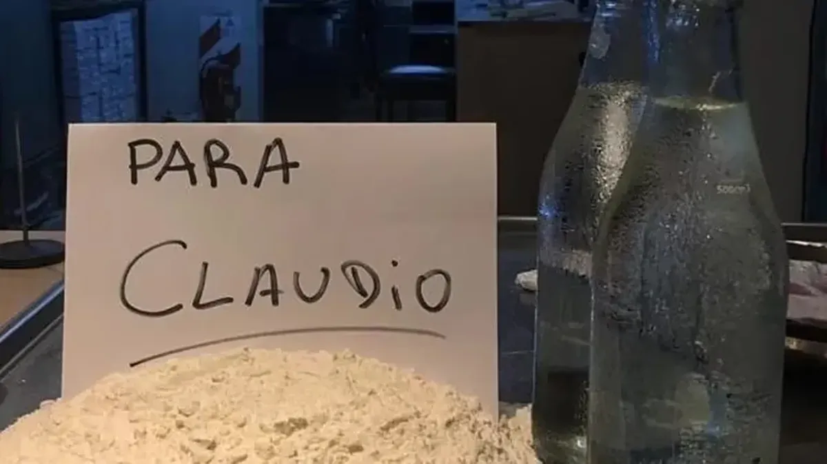 Se quejó de la pizza y el local lo invitó a cocinarla él