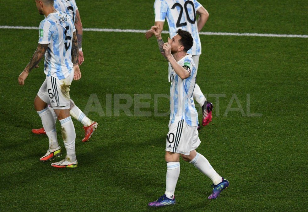 El saludo de Lionel Messi en la conferencia de prensa de Lionel Scaloni