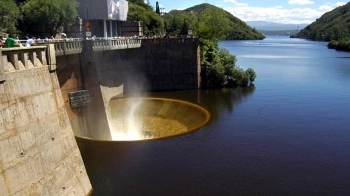 Las Barrancas Bermejas (Labios del Indio) y sus paredones rojizos son el escenario perfecto para el avistaje de aves y caminatas en la naturaleza.