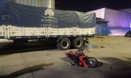 Un hombre perdió la vida este viernes tras chocar contra un camión. El accidente sucedió en la ciudad de La Plata. Un hombre perdió la vida este viernes tras chocar contra un camión. El accidente sucedió en la ciudad de La Plata.