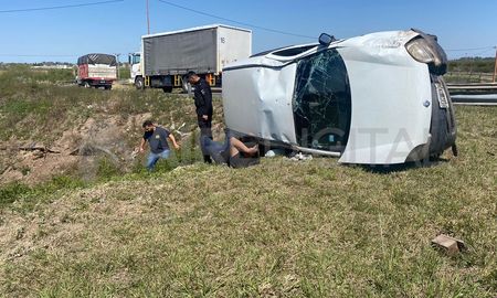 Vuelco en la intersección de Autopista Rosario - Santa Fe y la Circunvalación Oeste Vuelco en la intersección de Autopista Rosario - Santa Fe y la Circunvalación Oeste