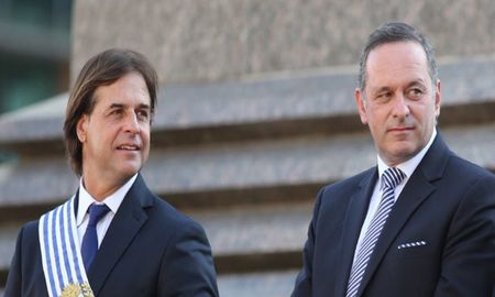 El presidente de Uruguay, Luis Lacalle Pou, junto al secretario de Presidencia, Álvaro Delgado. El presidente de Uruguay, Luis Lacalle Pou, junto al secretario de Presidencia, Álvaro Delgado.