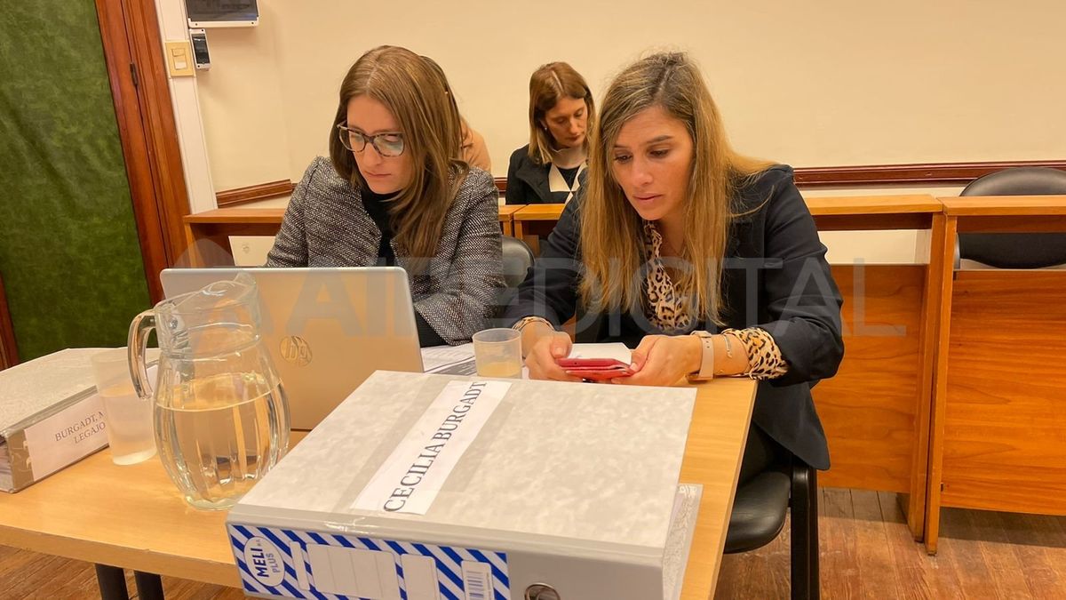 Las abogadas querellantes Laura Gerard y Vivian Galeano, del Centro de Asistencia Judicial a la Víctima, representan a las dos hijas de Cecilia Burgadt.