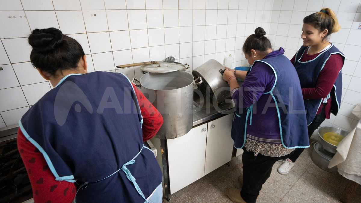 En diálogo con el programa de AIRE, Ahora Vengo, Nelly Lorenzetti, titular del Centro Comunitario Liceo Norte remarcó que “el hambre está pegando duro. En diálogo con el programa de AIRE, Ahora Vengo, Nelly Lorenzetti, titular del Centro Comunitario Liceo Norte remarcó que “el hambre está pegando duro.
