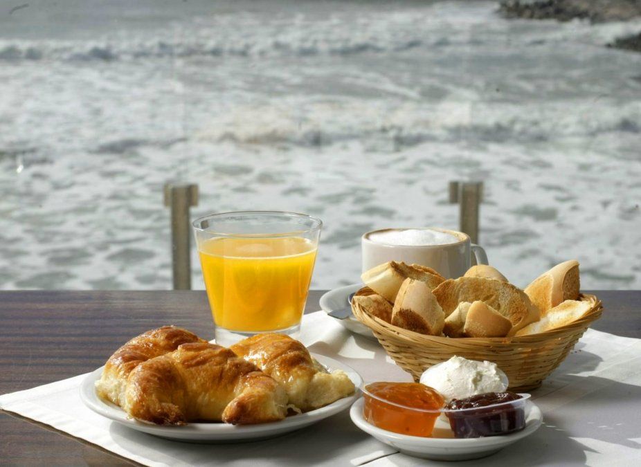 Desayunar en Mar del Plata se transformó en un plan turístico que combina sabor y experiencia.