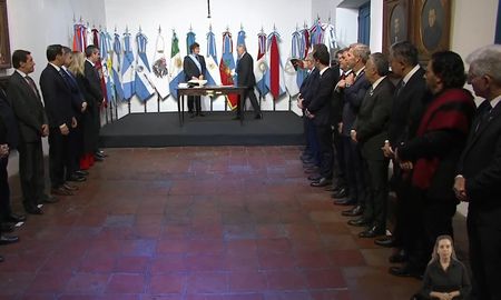 En la Casa Histórica de Tucumán, 19 de los 24 gobernadores firmaron el Pacto de Mayo con el presidente Javier Milei. En la Casa Histórica de Tucumán, 19 de los 24 gobernadores firmaron el Pacto de Mayo con el presidente Javier Milei.