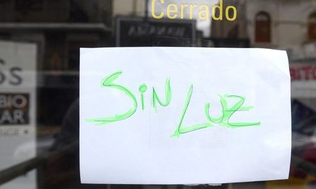 El corte de energía eléctrica se registró esta tarde en varios barrios porteños, en tanto que también quedaron paralizadas tres líneas de subte. El corte de energía eléctrica se registró esta tarde en varios barrios porteños, en tanto que también quedaron paralizadas tres líneas de subte.