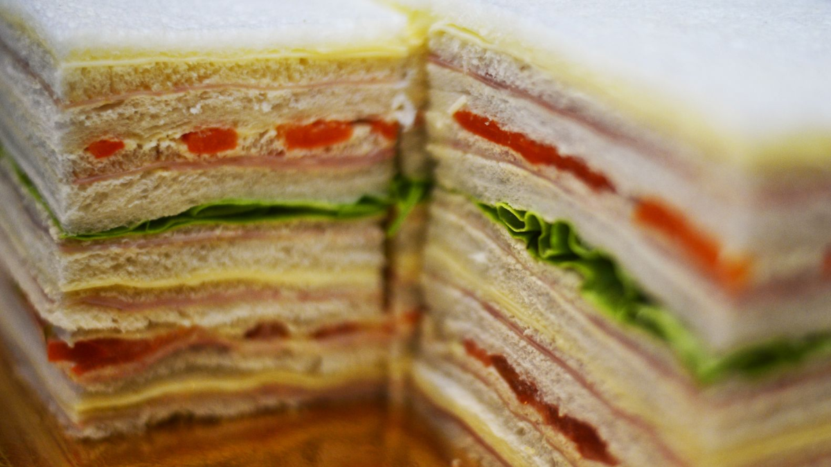 El truco para guardar los sandwiches de miga en la heladera. El truco para guardar los sandwiches de miga en la heladera.