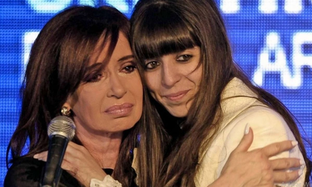 La hija de Cristina Kirchner se encuentra hospitalizada en el barrio de Recoleta. Familiares descartaron que sea por coronavirus. La hija de Cristina Kirchner se encuentra hospitalizada en el barrio de Recoleta. Familiares descartaron que sea por coronavirus.