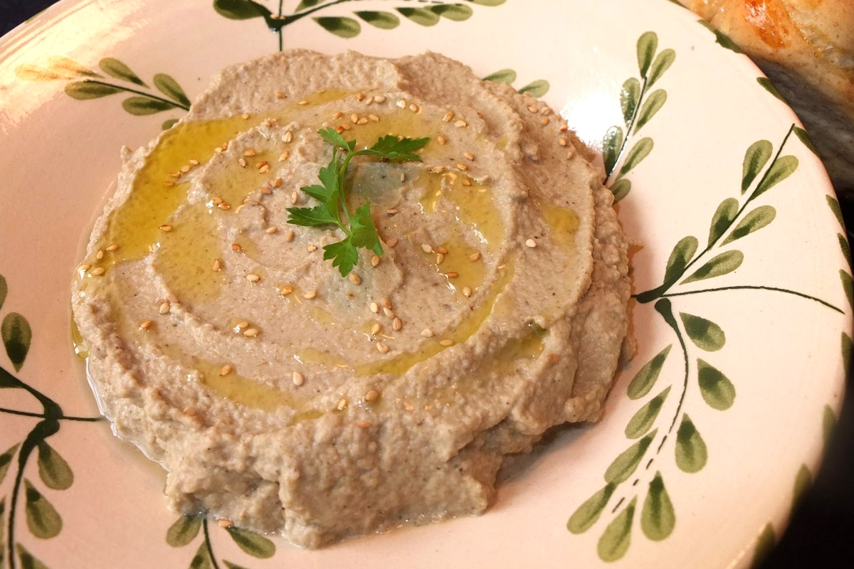 El hummus de berenjena es un dip delicioso y fácil de preparar. El hummus de berenjena es un dip delicioso y fácil de preparar.