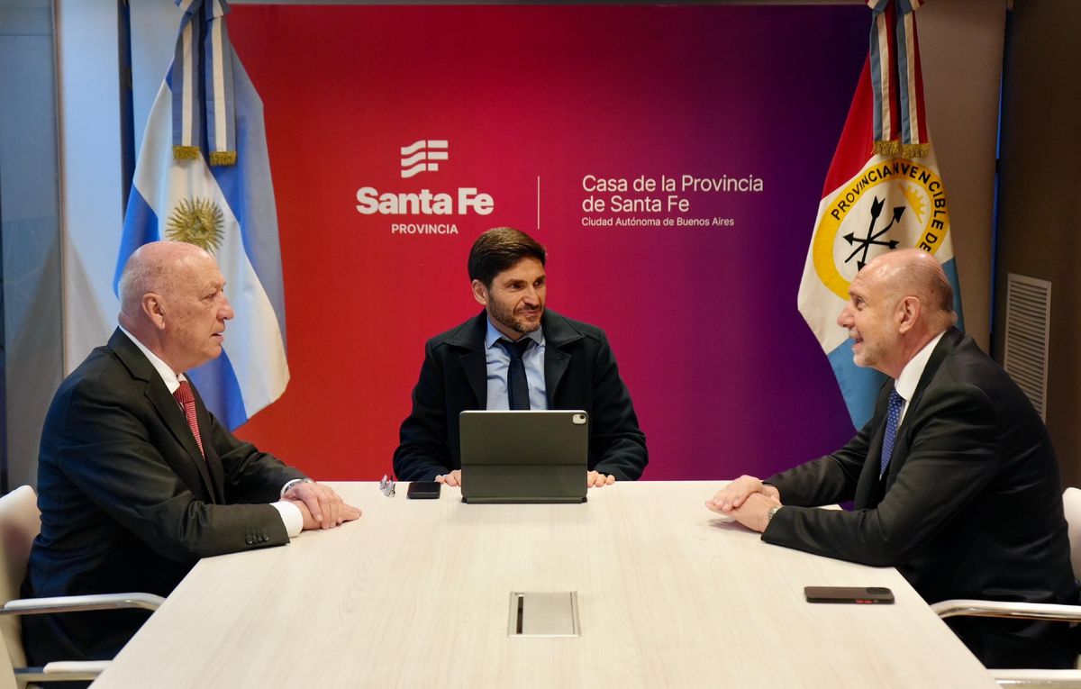 El gobernador, Maximiliano Pullaro, junto a sus antecesores, Omar Perotti y Antonio Bonfatti, se reunieron previo a la audiencia con la Corte por la deuda de Anses con Santa Fe, en el mes de junio de 2025.