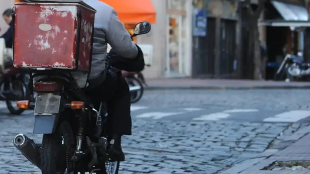 Le ofrecieron 1500 pesos por 13 horas de trabajo y los escrachó en las redes sociales