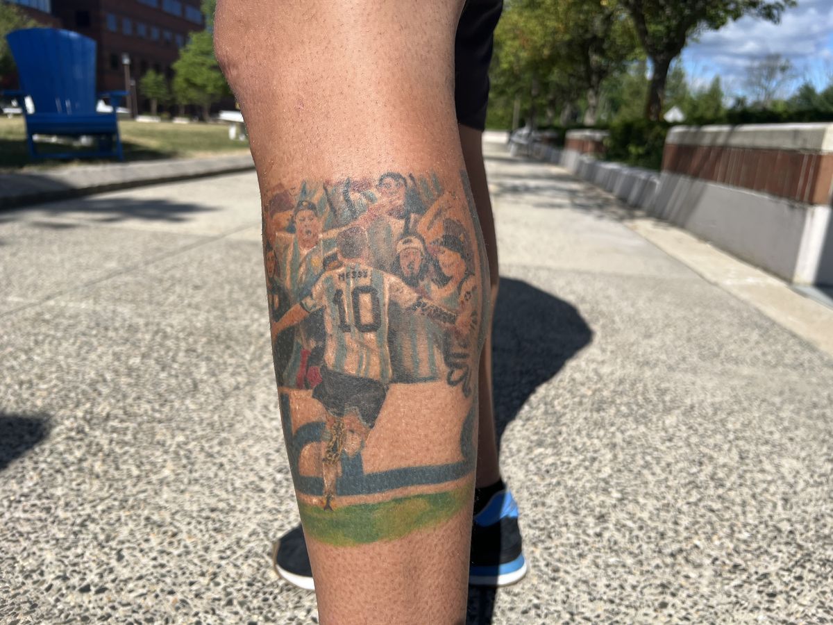 Se tatuó a sí mismo en el festejo del gol de Lionel Messi a México en el Mundial 2022. Se tatuó a sí mismo en el festejo del gol de Lionel Messi a México en el Mundial 2022.