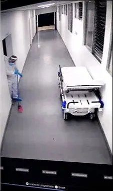 El muchacho que estaba limpiando quedó perplejo.