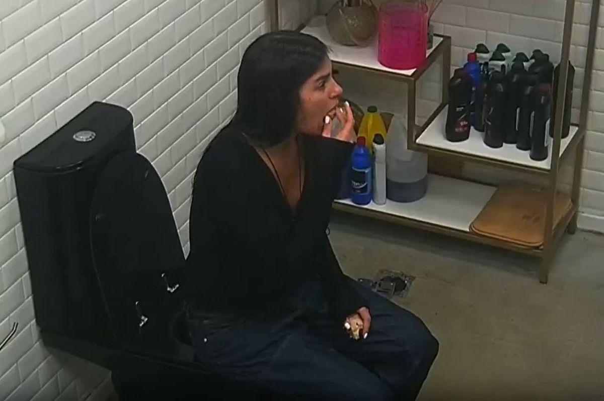 Luana Fernández, encerrada en el baño comiendo pan. Luana Fernández, encerrada en el baño comiendo pan.