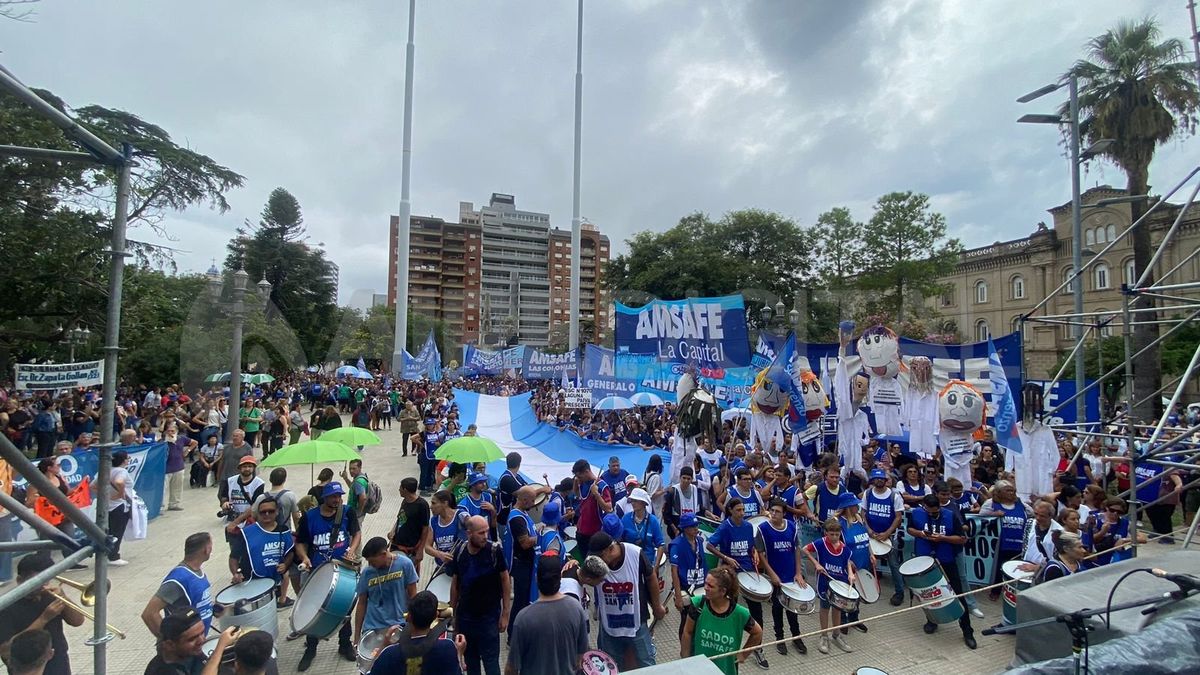 De las 10 mociones votadas en las asambleas por los docentes de Santa Fe y Rosario, nueve platean el rechazo a la propuesta de incremento salarial y realizar paros. De las 10 mociones votadas en las asambleas por los docentes de Santa Fe y Rosario, nueve platean el rechazo a la propuesta de incremento salarial y realizar paros.