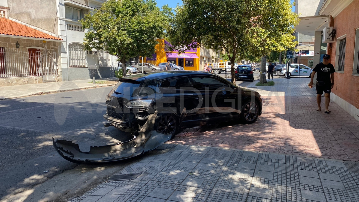 A raíz del impacto, el auto quedó estacionado sobre la vereda