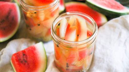 Cómo aprovechar la cáscara de sandía: dos recetas fáciles y deliciosas para no desperdiciar nada