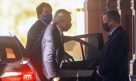 El presidente Alberto Fernández arriba a Casa Rosada. Tras una jornada plagada de versiones, no se confirmó ningún cambio en el gabinete nacional. El presidente Alberto Fernández arriba a Casa Rosada. Tras una jornada plagada de versiones, no se confirmó ningún cambio en el gabinete nacional.