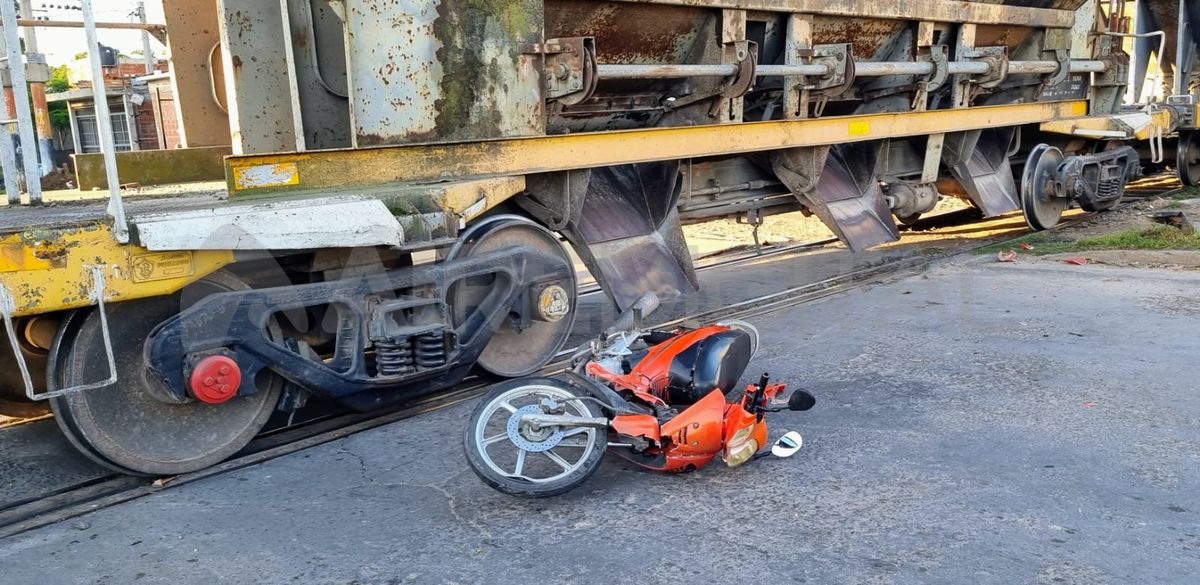 Una moto quiso ganarle a un tren y chocó. El conductor sufrió fracturas.