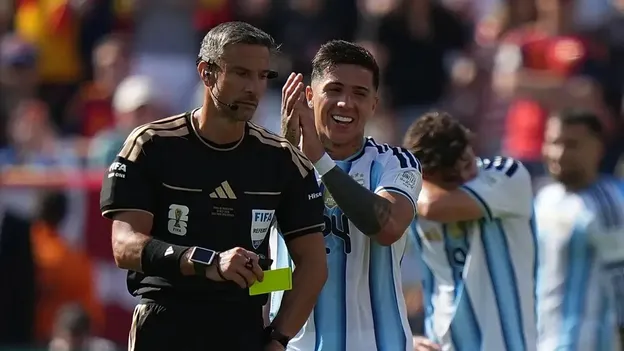 El árbitro de Argentina vs. España reveló detalles de su charla con Messi tras la final del Mundial