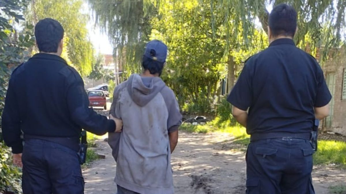 El joven vinculado al robo a la escuela Lourdes de la ciudad de Santa Fe cay&oacute; en calle Padre Dusso al 5100.