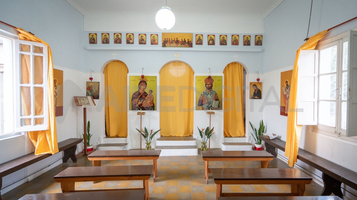 El interior de la iglesia católica ortodoxa, que también forma parte del circuito turístico religioso ecuménico en Esperanza. El altar debe permanecer cerrado, y solo se abre los días de celebración.