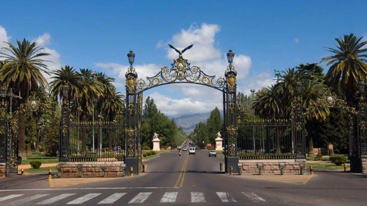 Rodeado de árboles y hermosos rincones para disfrutar, el Parque General San Martín es uno de los más grandes de Argentina y es ideal para disfrutar en familia.