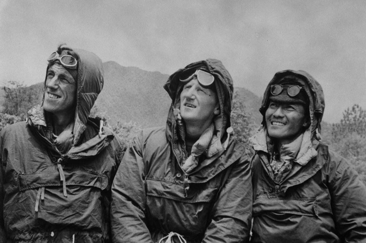 Edmund Hillary y Tenzing Norgay posan con el coronel John Hunt, el líder de la expedición, en uno de los campamentos donde descansaron tras alcanzar la cima y comenzar el descenso. Edmund Hillary y Tenzing Norgay posan con el coronel John Hunt, el líder de la expedición, en uno de los campamentos donde descansaron tras alcanzar la cima y comenzar el descenso.