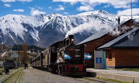 La Trochita destaca a nivel internacional como una de las poquísimas líneas ferroviarias con tracción a vapor que mantiene su actividad comercial regular en el siglo XXI. La Trochita destaca a nivel internacional como una de las poquísimas líneas ferroviarias con tracción a vapor que mantiene su actividad comercial regular en el siglo XXI.