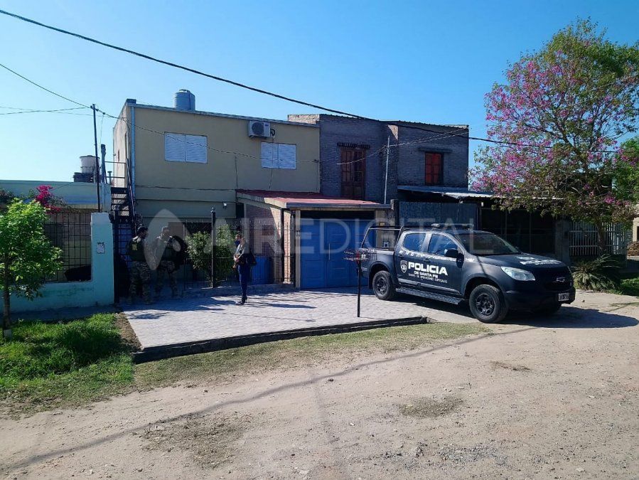El allanamiento se concretó en la vivienda de la mamá de la mujer que permanece prófuga en la causa