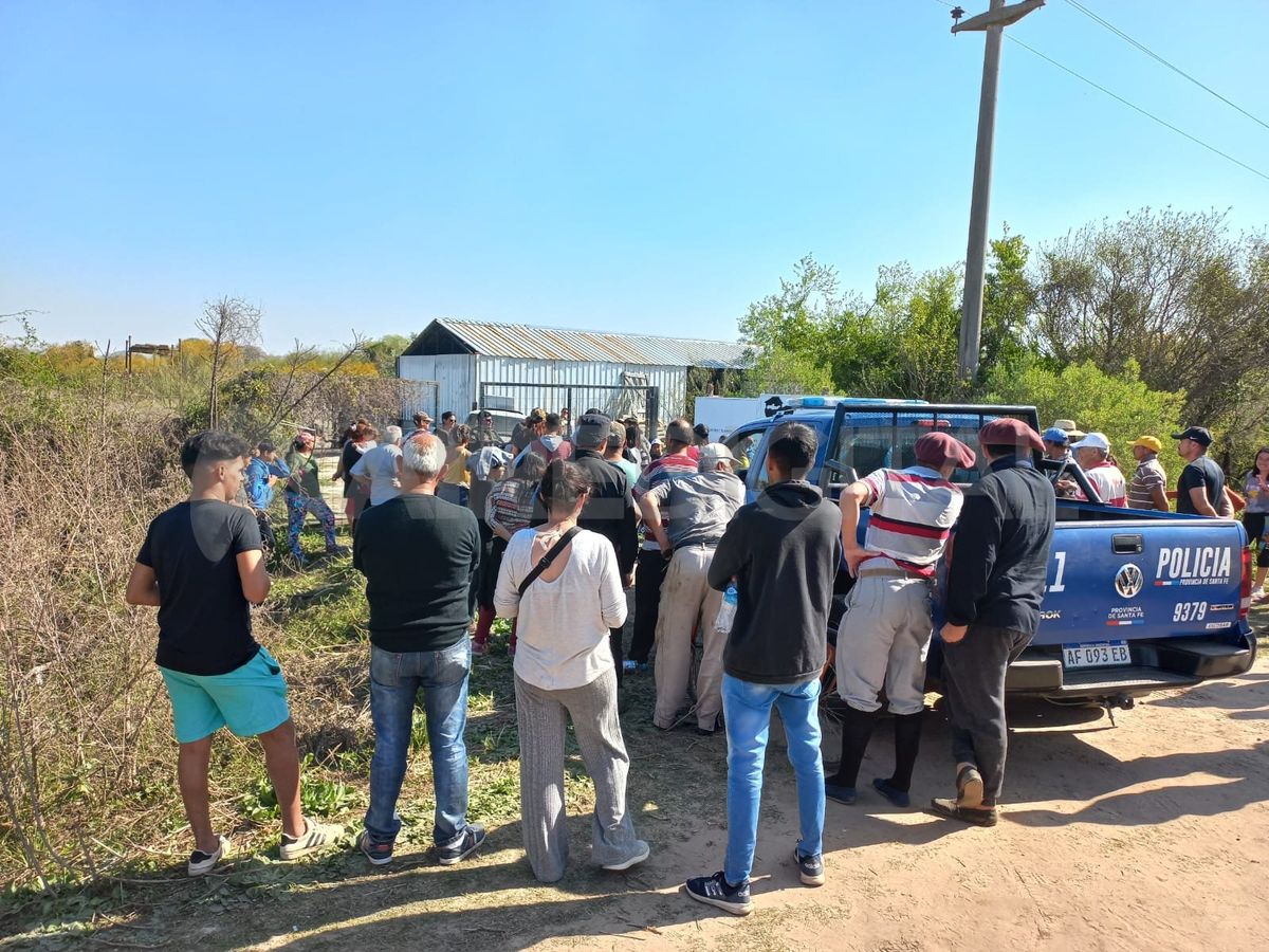 Un grupo de vecinos fue a presenciar el operativo