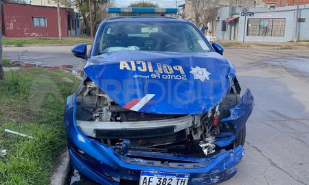 Fuerte choque en barrio Los Hornos: un patrullero destruido. Fuerte choque en barrio Los Hornos: un patrullero destruido.